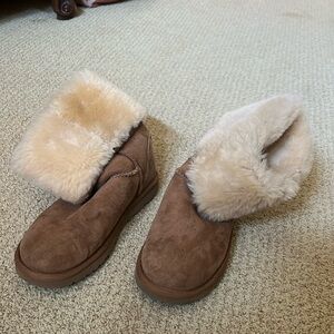 UGG chestnut boots size 6. EUC